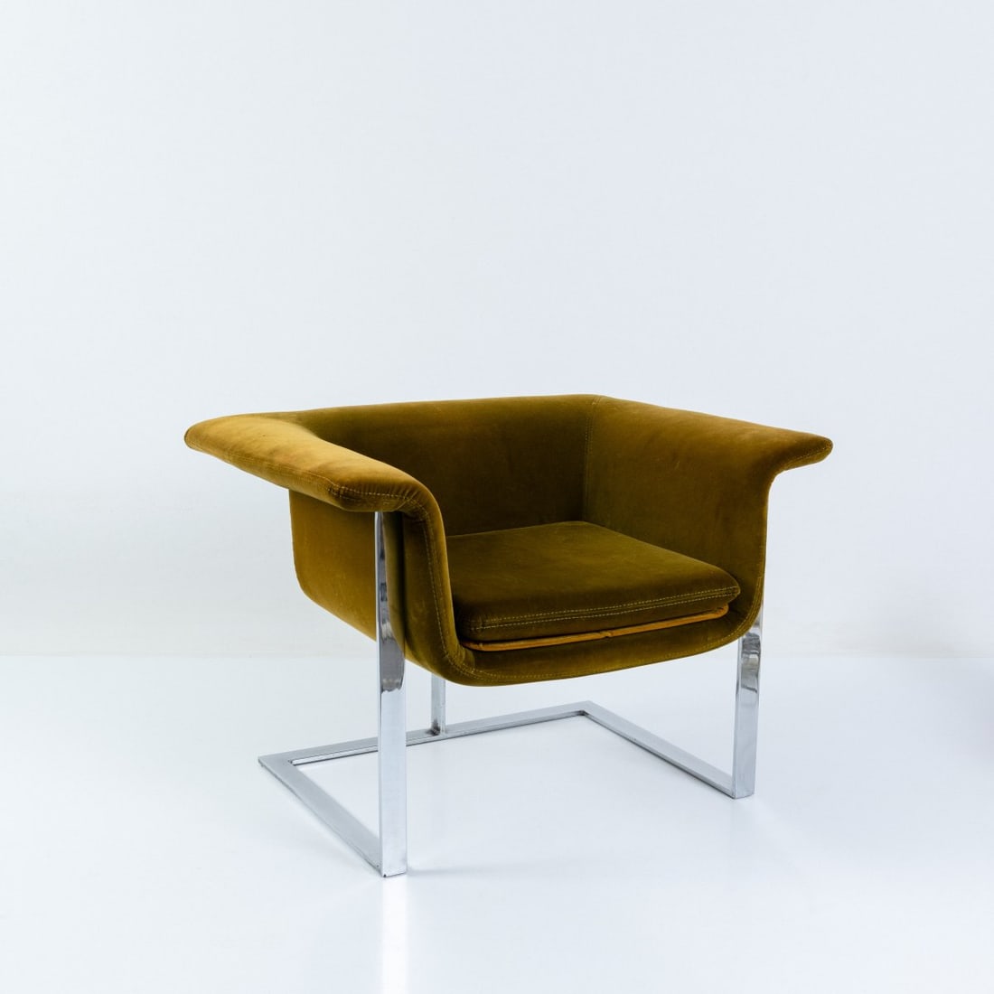 France, Cantilever chair, 1970s (design): <p>H. 61 x 83 x 67.5 cm.<br />Steel band, chrome-plated, green textile fabric.</p>