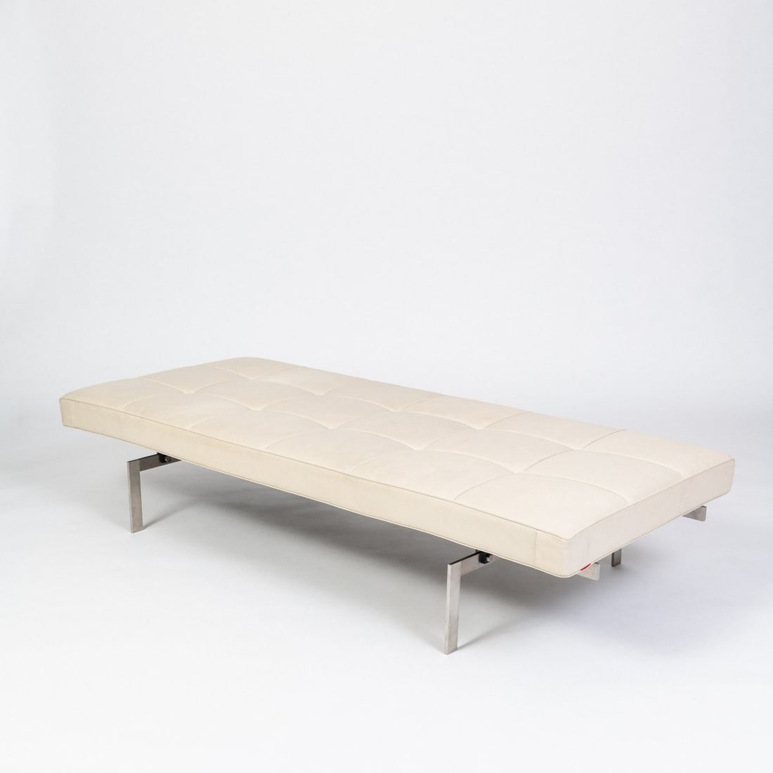 Poul Kjaerholm, Daybed 'PK 80', 1957 (design): <p>H. 40 x 192 x 82 cm. <br />Fritz Hansen, Aller&oslash;d, 2008. <br />Steel strip, matt chrome-plated, leather, cr&egrave;me-white. <br />Marked: Manufacturer's stamp