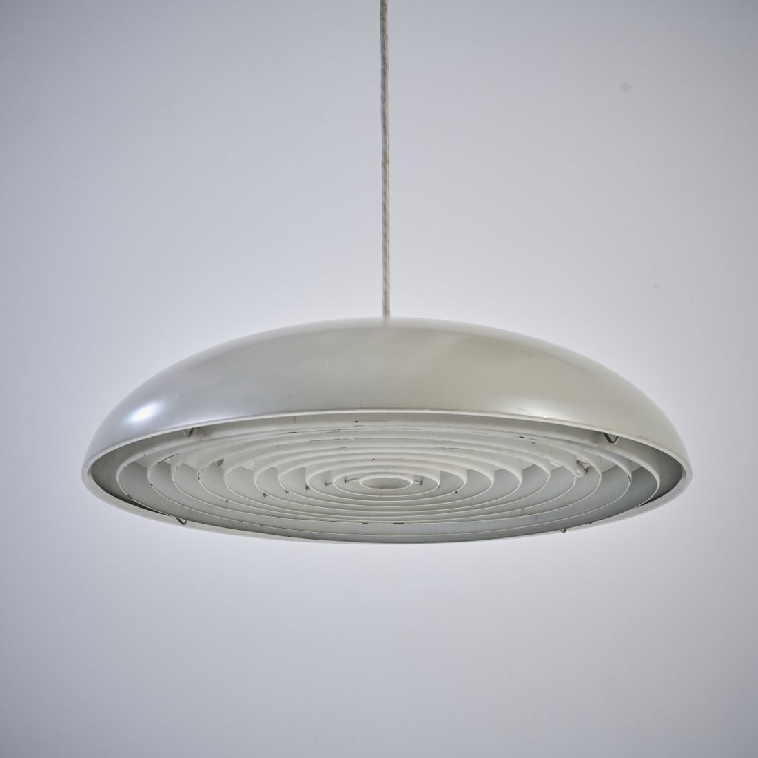 Vilhelm Wohlert; Jørgen Bo, Ceiling light 'California', 1967 (design): <p>H. 14 cm, &Oslash; 56.5 cm. <br />Louis Poulsen, Copenhagen. <br />Sheet aluminum, aluminum lamellae, painted gray and cr&egrave;me-white. </p>