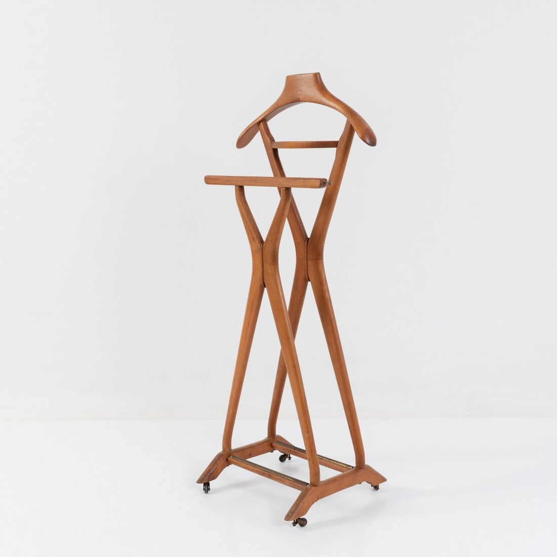Ico Parisi (attributed), Valet stand, c. 1955 (design): <p>H. 104 x 44.5 x 36 cm. <br />Fratelli Reguitti, Agnosine. <br />Beech wood, brass. <br />Marked: manufacturer's stamp.</p>