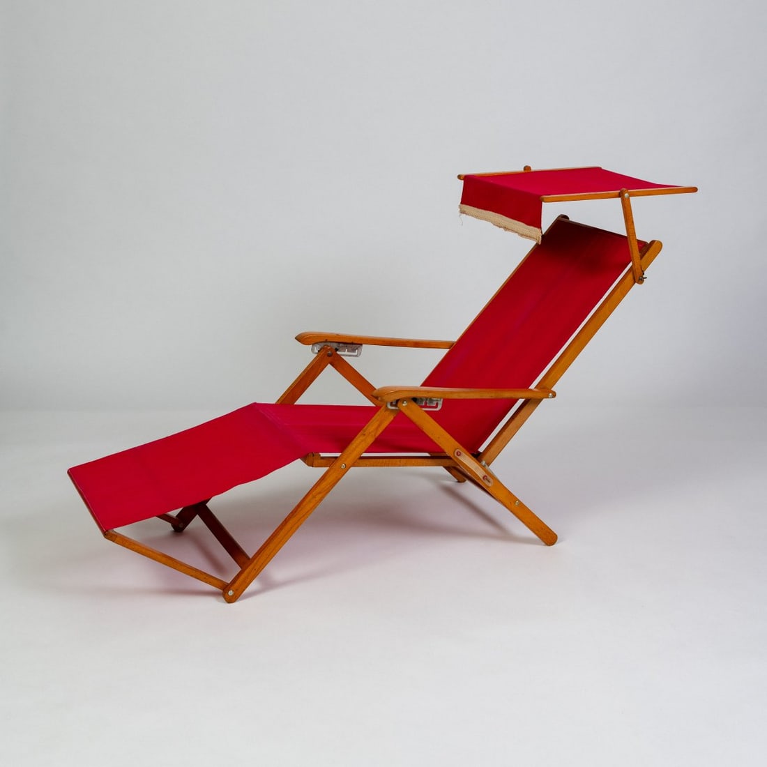 Fratelli Reguitti, Agnosine, Deck chair, 1950s (design): <p>H. 87 - 112 x 59 x 78 - 165 cm.<br />Beechwood, stained, red textile upholstery. <br />Marked: Manufacturer's stamp.</p>