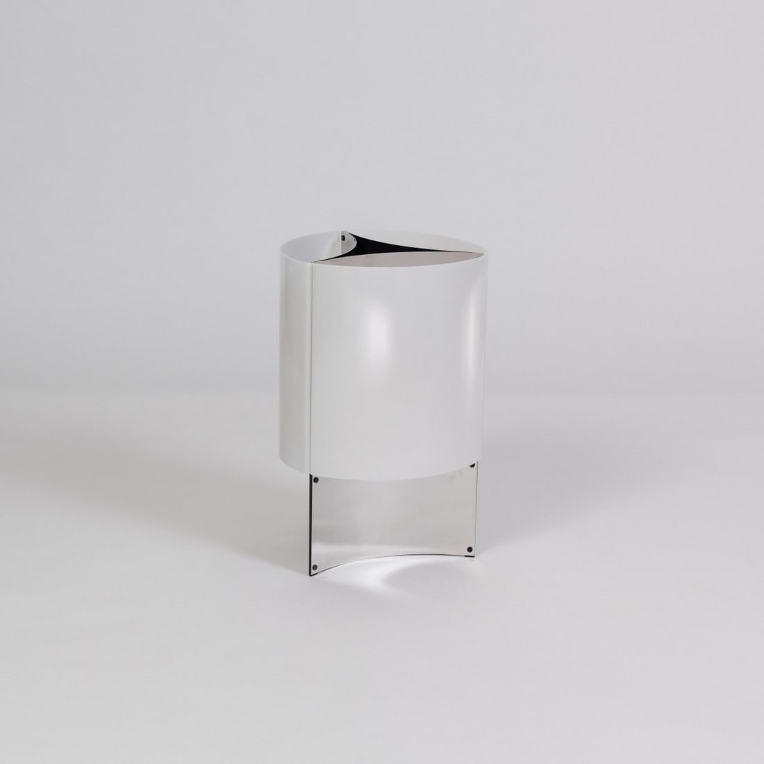 Massimo Vignelli, Table light '526 P', 1965 (design): <p>H. 45.5 x 29 x 29 cm. <br />Arteluce, Milan. <br />Chrome-plated sheet metal, white plexiglass.</p><hr><p>Literature:</p><p>Exh. cat.