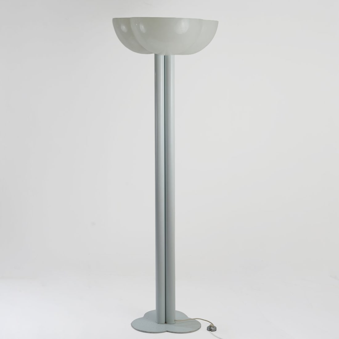 Sergio Asti , Floor lamp 'Trifoglio' 1969 (design): <p>H. 199 cm, &Oslash; 66 cm. <br />Bilumen, Milan. <br />Metal tube and sheet metal, white lacquer, white plastic.</p>