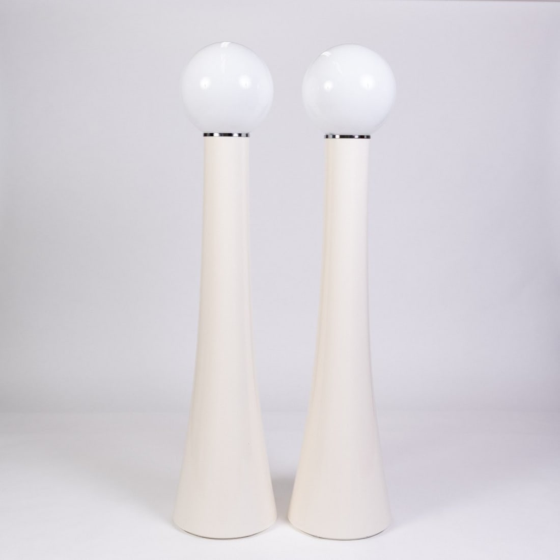 Annig Sarian, Two floor lamps '4059', 1970 (design): <p>H. 82 cm, &Oslash; 38 cm. <br />Kartell, Noviglio. <br />Chrome-plated sheet metal, fiberglass-reinforced plastic, white lacquer, white