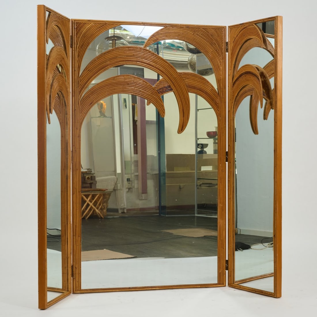 Nucci Valsecchi (attributed), Mirrored paravent 'Parma', c. 1975 (design): <p>H. 170.5 x 204 cm. <br />Vivai Del Sud, Rom. <br />Bamboo tube, Rattan work, mirror glass.</p>