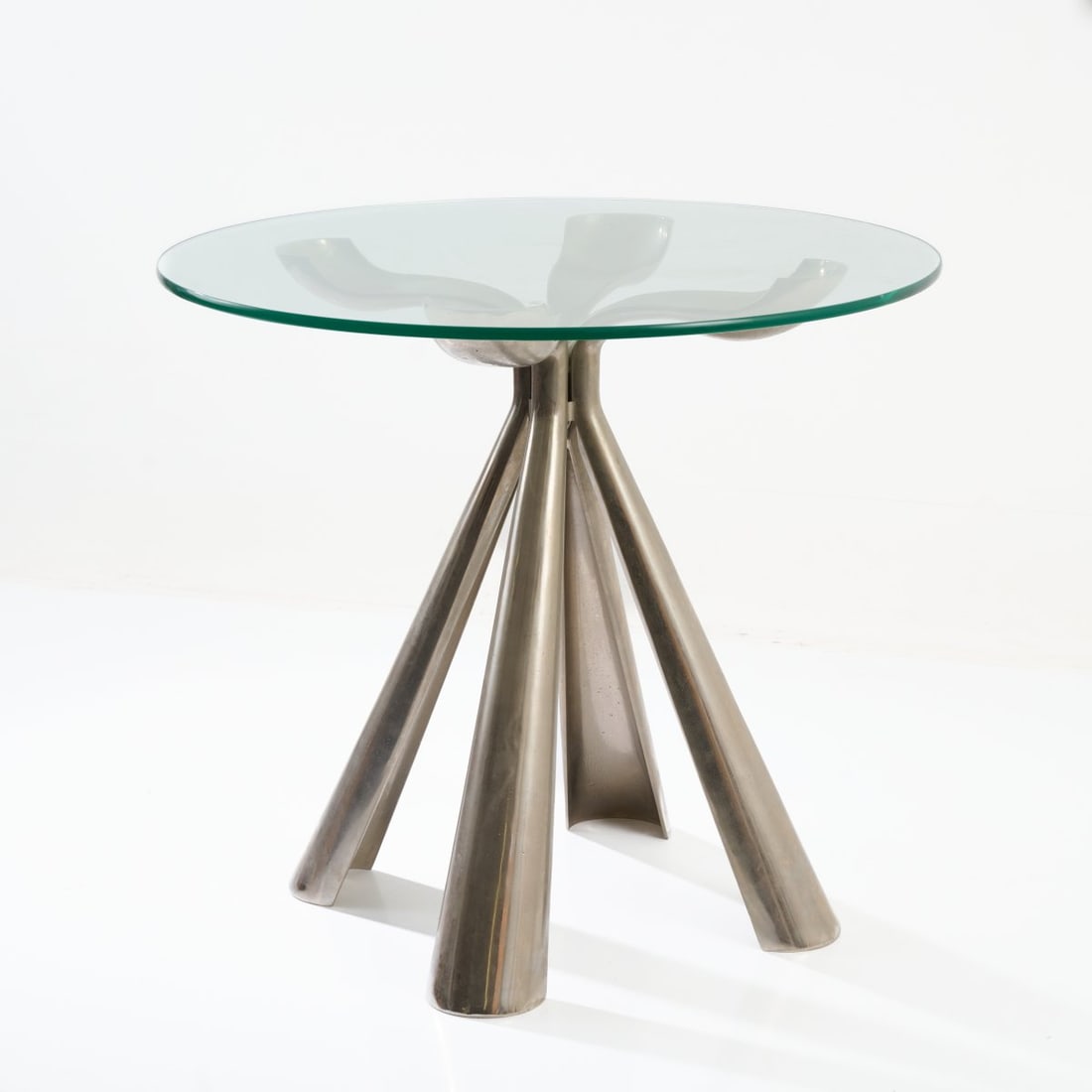 Vittorio Introini, Table 'Tondo Pidoni', 1972 (design): <p>H. 71 cm, &Oslash; 105 cm. <br />Saporiti, Milan. <br />Cast aluminum, polished, colorless glass.</p>