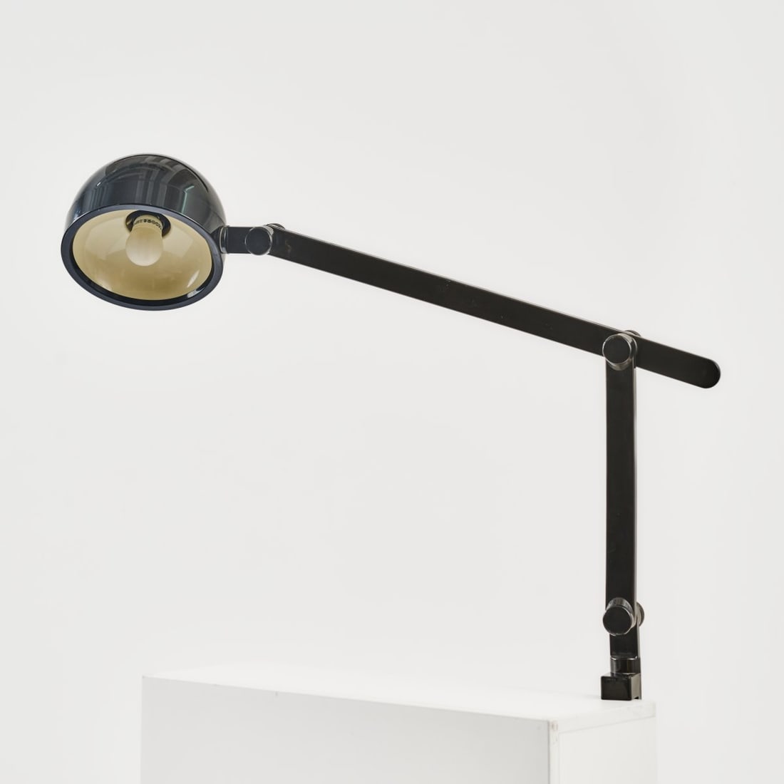 Adalberto Dal Lago, Clamp light '4100', 1972 (design): <p>L. max. 118 cm, &Oslash; 19.5 cm. <br />Kartell, Noviglio. <br />Black and cr&egrave;me-white plastic.