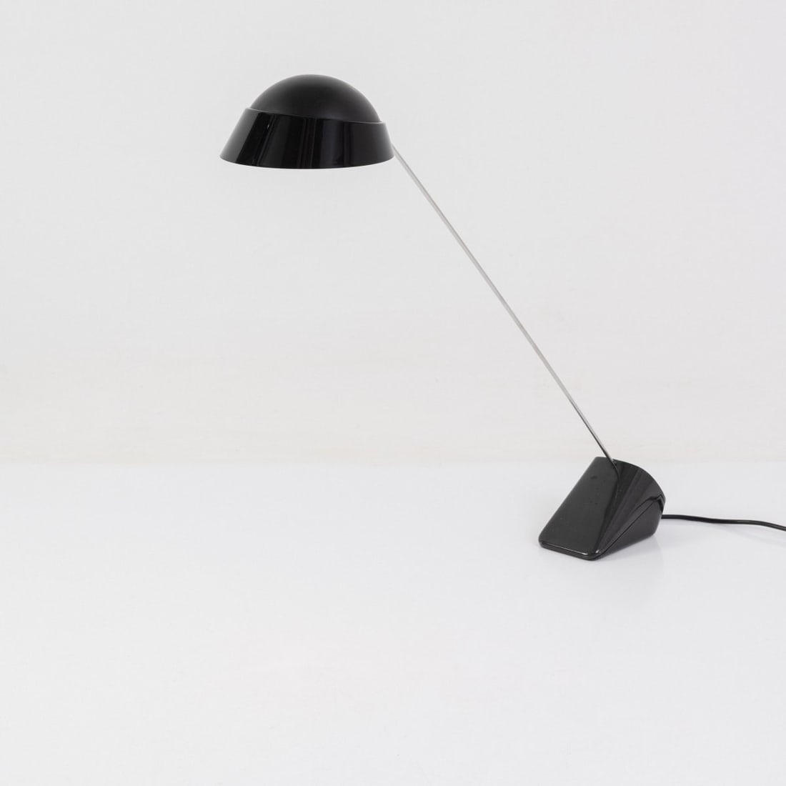Achille Castiglioni, Table light 'Ipotenusa', 1976 (design): <p>H. 61.5 cm, &Oslash; 17 cm. <br />Flos, Milan. <br />Cast metal, black lacquer; chrome-plated metal tube; black and white lacquered aluminum sheet; dark red plastic. <br