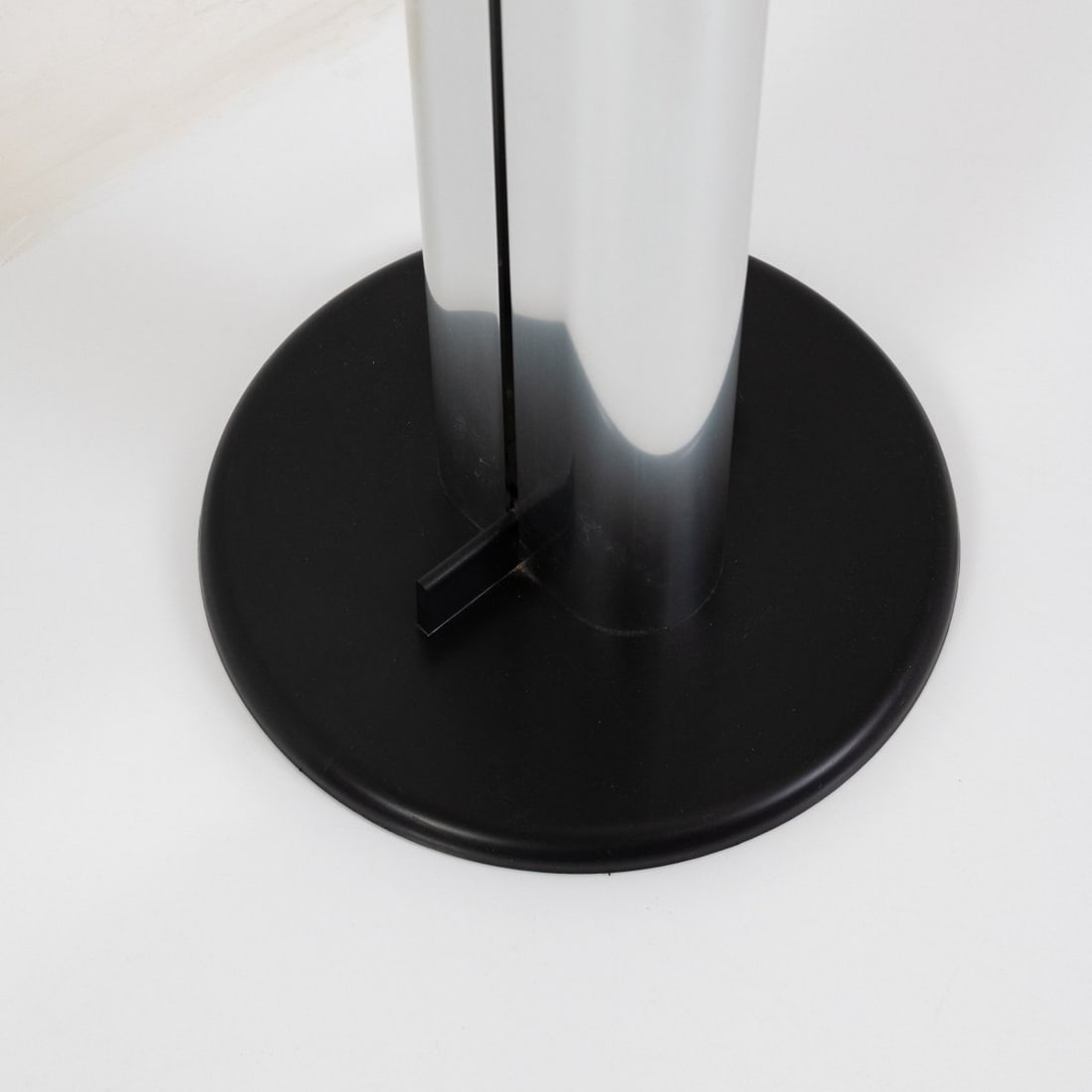 Gianfranco Frattini, Floor lamp 'Megaron', 1979 (design): <p>H. 182 cm. <br />Artemide, Milan. <br />Silver anodized sheet metal. <br />Marked: Manufacturer's label.