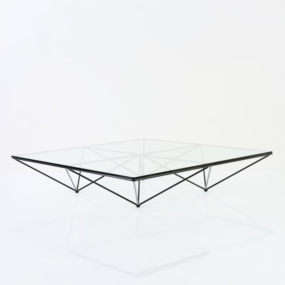 Paolo Piva, Sofa table 'Alanda', 1981 (design): <p>H. 25.5 x 120 x 120 cm. <br />B&amp;B Italia, Novedrate, Como. <br />Black lacquered metal tube, clear glass.</p><hr><p>Literature:</p><p>Jahr (E