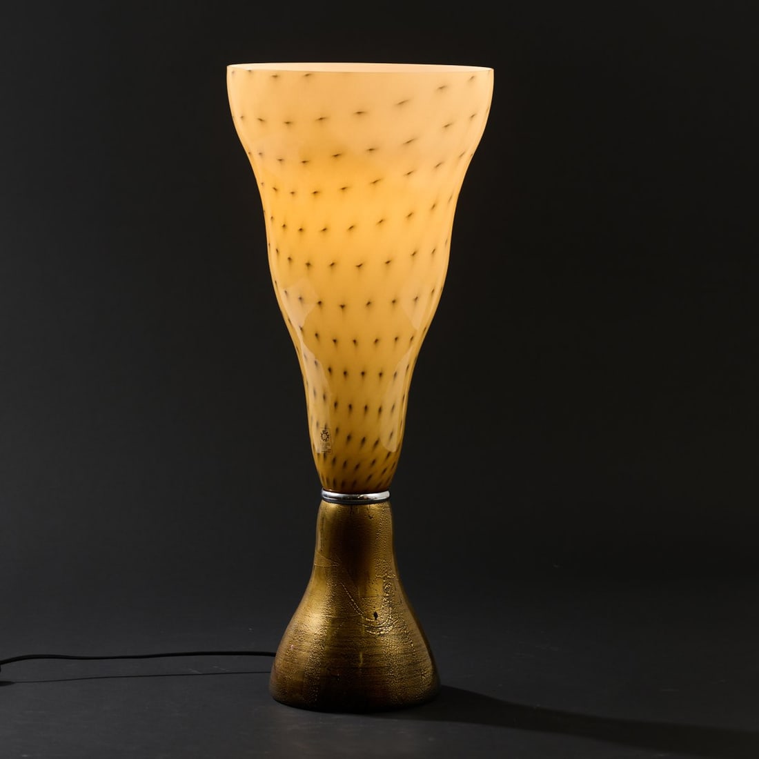 Renato Toso, Table light 'Vivia T', 1990s (design): <p>H. 70.5 cm, &Oslash; 29.5 cm. <br />Leucos, Milan. <br />Overlaid glass, colorless and white with black dots, black glass with fused, shattered gold foil, chrome-plated metal 