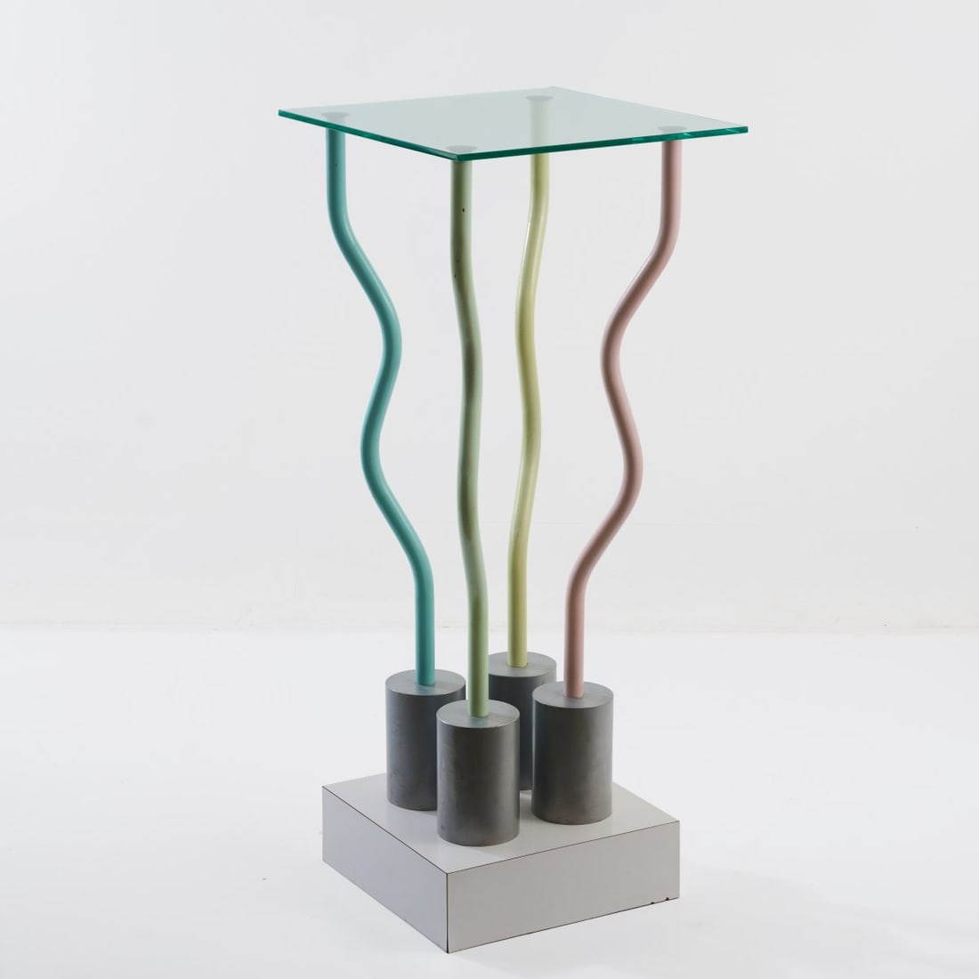 Ettore Sottsass, Tisch 'Le Strutture Tremano', 1979 (design): <p>H. 117.5 x 50 x 50 cm. <br />Studio Alchimia, Milan. <br />Laminated chipboard, metal tube, polychrome lacquer, colorless glass.</p><hr><p>Literature:</p>&