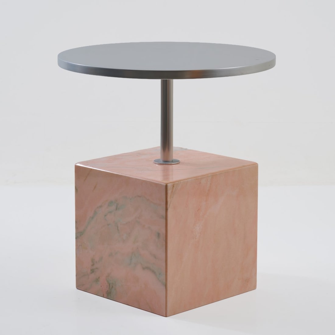 Ettore Sottsas (STYLE), Side table, 1980s/90s (design): <p>H. 54.5 cm, &Oslash; 49 cm. <br />Italy (attributed). <br />Chrome-plated metal tube, rose-colored marble.</p>