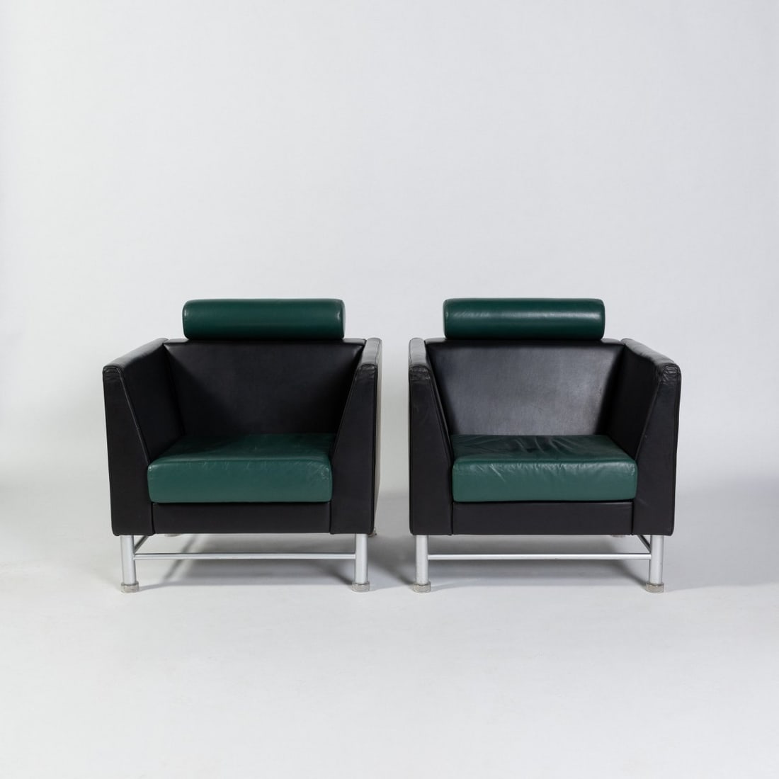 Ettore Sottsass , Armchair from the 'Eastside Collection', 1982 (design): <p>H. 81 x 81 x 78.5 cm. <br />Knoll International, New York. <br />Satin-finished metal tube, transparent plastic feet, wooden frame, foam padding, black and green leather. <br /