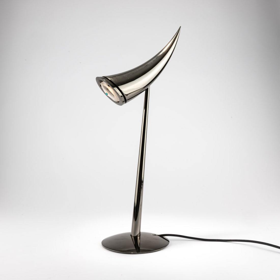 Philippe Starck, Table light 'Ara' 1988 (design): <p>H. 50-55 cm. <br />Flos, Brescia. <br />Sheet metal, metal tube, chrome-plated, clear and green glass. <br />Marked: Manufacturer's label and manufacturer's stamp.</p>