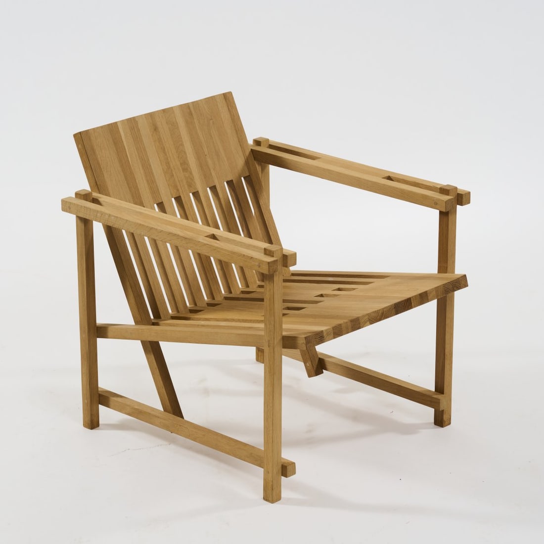 Hein Stolle, Armchair 'S 88 - 1' - 'Tribute to Rietveld', 2002 (design): <p>H. 67 x 62 x 69.5 cm. <br />WonderWood, Amsterdam. <br />Oak slats.</p>
