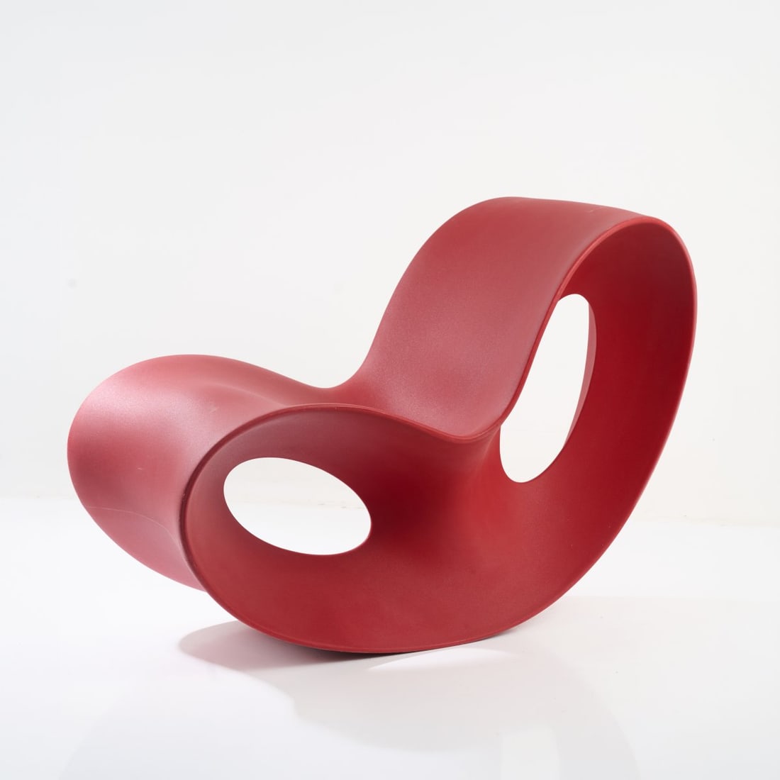 Ron Arad, Rocking chair 'Voido', 2006 (design): <p>H. 78.5 x 57 x 106 cm. <br />Magis, Motta di Livenza. <br />Polyethylene, red.<br />Marked: Manufacturer and designer's information (embossed).</p>