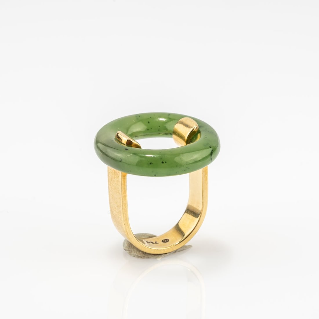 Friedrich Becker (1922 Ende near Herdecke - 1997 Düsseldorf), Clamping ring, 1962: <p>18k yellow gold (750), nephrite ring, interchangeable. <br />10.86 grams. Ring size 50.5. <br />Stamped: artist's mark, 750.</p><hr><p>Literature:</p><p
