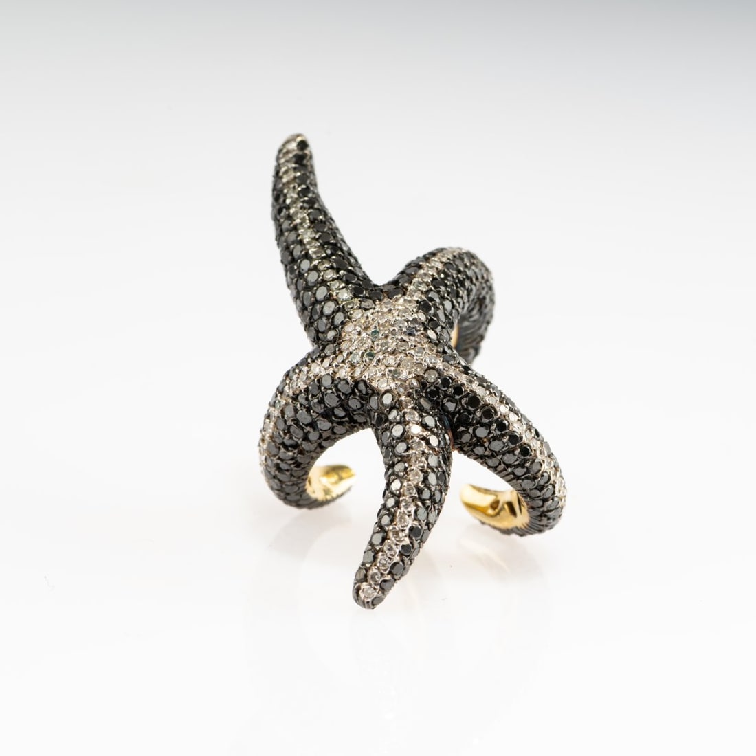 Sevan Biçakçi (1965), Ring 'Starfish', c. 2010: <p>18k yellow gold (750), black and white diamonds pav&eacute;-set. <br />16.67 grams. Ring size 50. <br />Stamped: Au750, illegible year &copy;, artist's mark.</p>