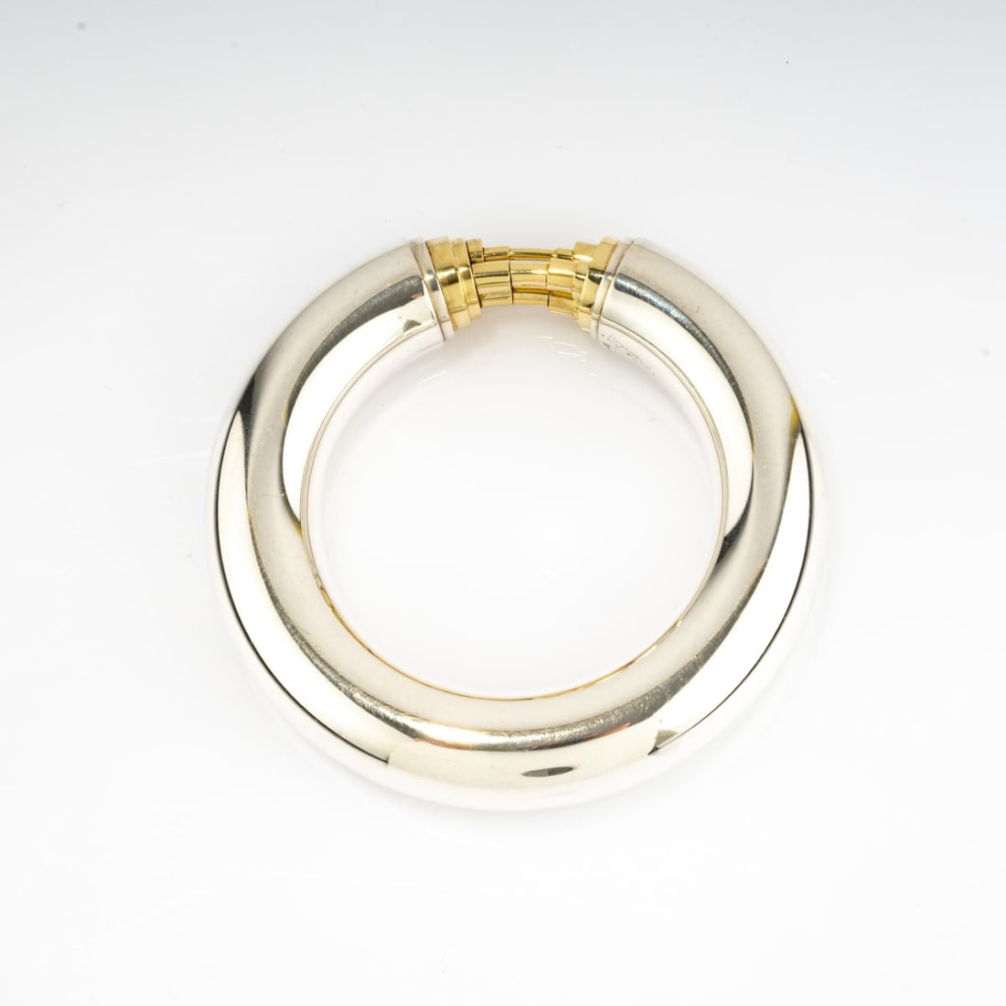 Werner Bünck (1943 - 2025), bangle, 1970: <p>Sterling silver, 18k yellow gold (750). <br />154.20 grams. &Oslash; 66 mm. <br />Stamped: 750, 925; Signed: B&uuml;nck.</p>