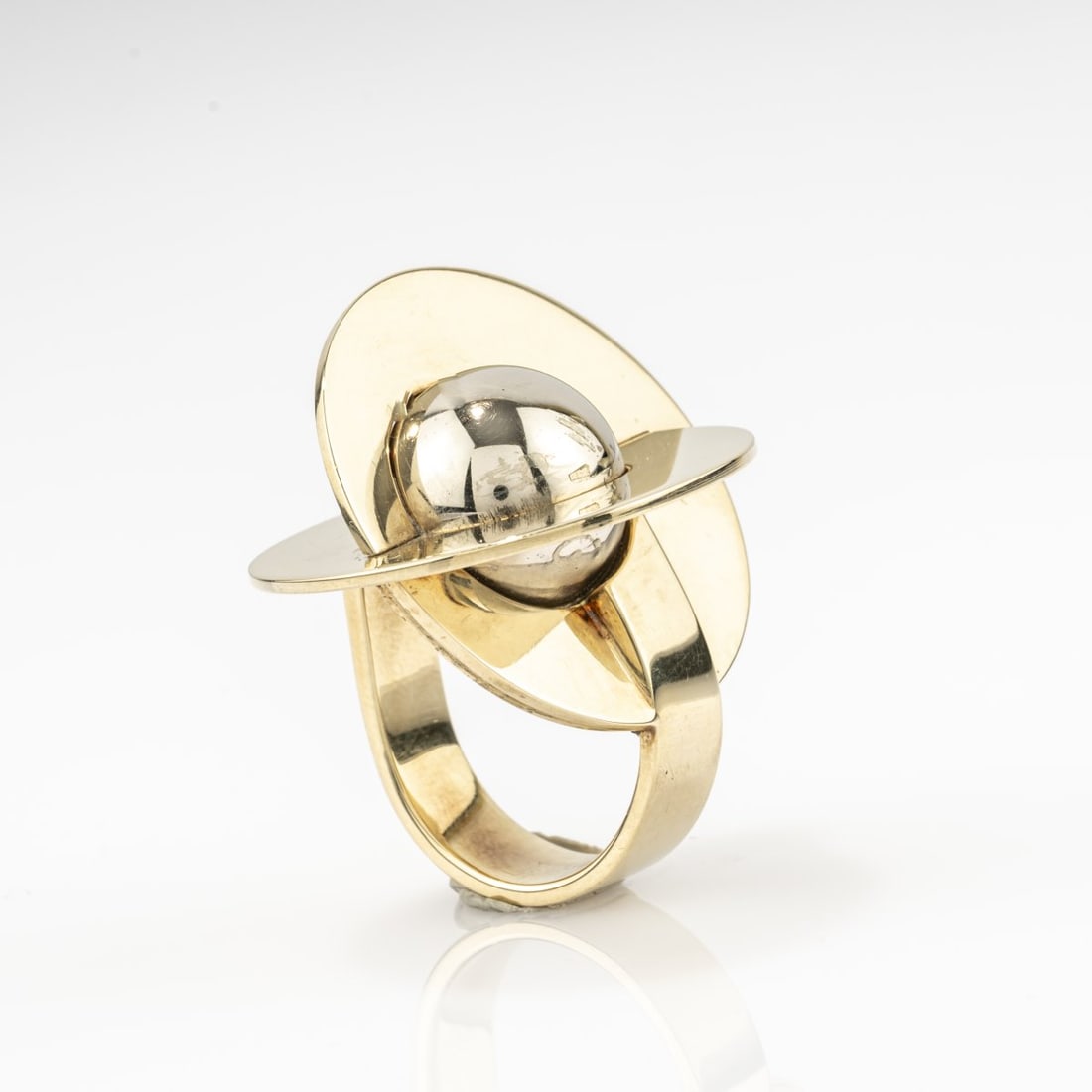 Werner Bünck (1943 - 2025), Ring, 1970/71: <p>18k yellow gold (750), sterling silver. <br />28.41 grams. Ring size 53. </p>