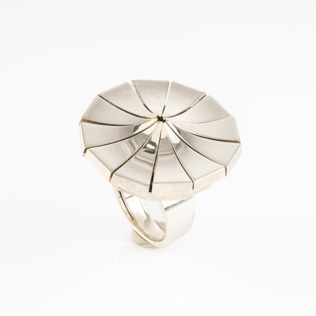 Pol Bury (1922 Haine-Saint-Pierre - 2005 Paris), Kinetischer Ring 'Cloves', 2003: <p>Sterling silver. <br />49.25 grams, top diameter 34 mm, ring size 53. <br />Number IV of IV PA (Prova d'Artista) and 8 pieces. <br />Stamped: Pol Bury, IV/IV PA, 925,