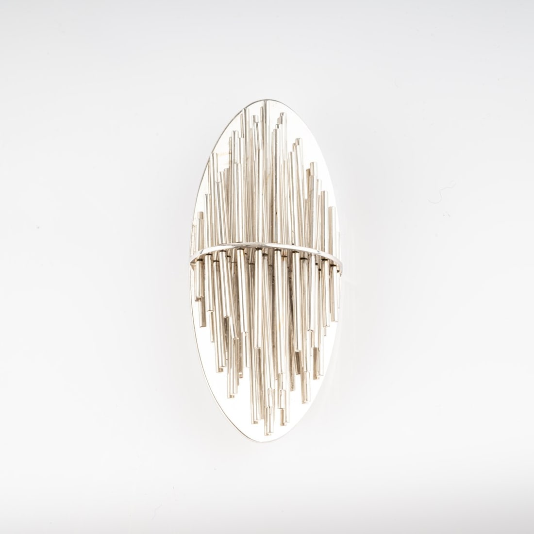 Pol Bury (1922 Haine-Saint-Pierre - 2005 Paris), Kinetic brooch/pendant, 2005: <p>18k white gold (750). <br />44.63 grams. 70 x 30 x 20 mm. <br />Number 8 of 8 pieces and II PA (Prova d'Artista). <br />Stamped: 750, 8/8, workshop mark, Pol Bury.</p>
