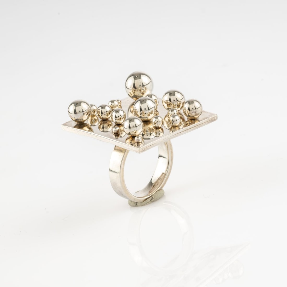 Pol Bury (1922 Haine-Saint-Pierre - 2005 Paris), Ring 'Square', 2005: <p>Sterling silver. <br />18.78 grams. Ring size 54, top 30 x 30 mm. <br />Number III of IV PA (Prova d'Artista) and 8 pieces. <br />Stamped: III/IV PA, workshop mark, Pol