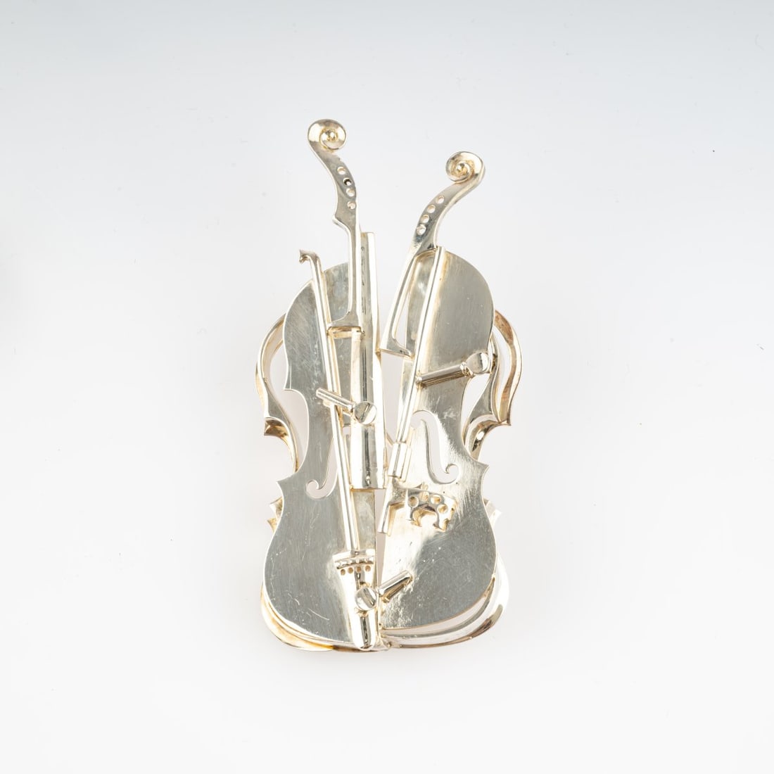 Armand Fernandez (Arman) (1928 Nice - 2005 New York), Brooch/pendant 'Violin', 2004: <p>Sterling silver.<br />40,78 grams. 85 x 45 mm. <br />Number 72 of 100 pieces and XXX EA (Epreuve d'artiste). <br />Stamped: 925, workshop mark, 72/100.</p>