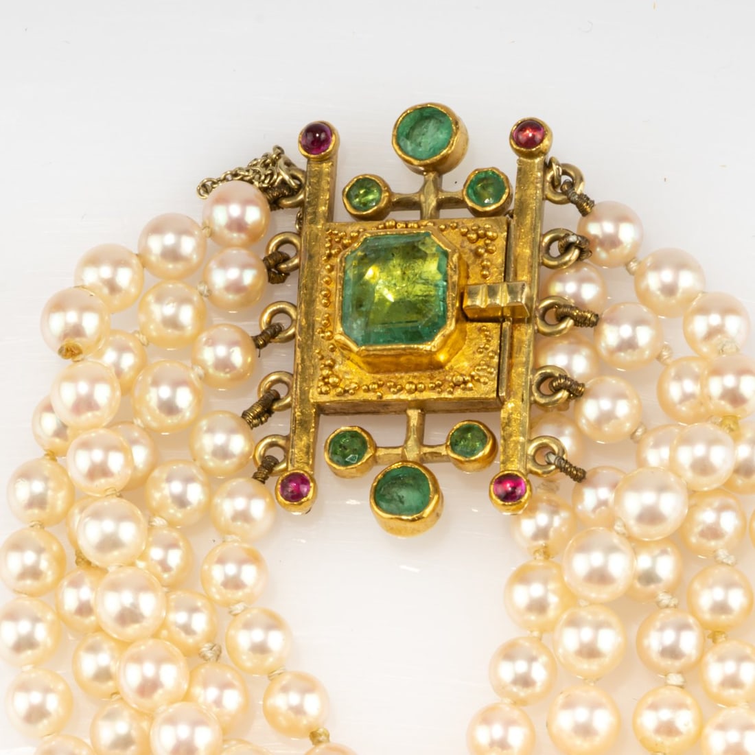 Hermann Jünger (1928 Hanau - 2005 Pöring n. Munich), Clasp with pearl bracelet, 1968: <p>Yellow gold, rubies, emeralds. <br />40,09 grams. L. (opened) 170 mm. <br />Stamped: artist's mark.</p>