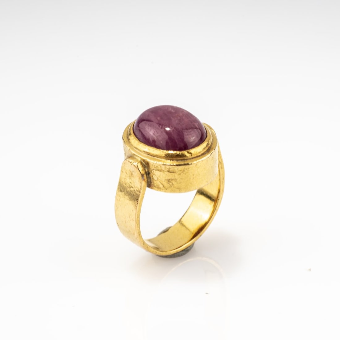 Hermann Jünger (1928 Hanau - 2005 Poering near Munich), Ring with ruby cabochon, 1976 ca: <p>Fine gold, ruby cabochon.<br />14.94 grams. Ring size 53.5.</p>