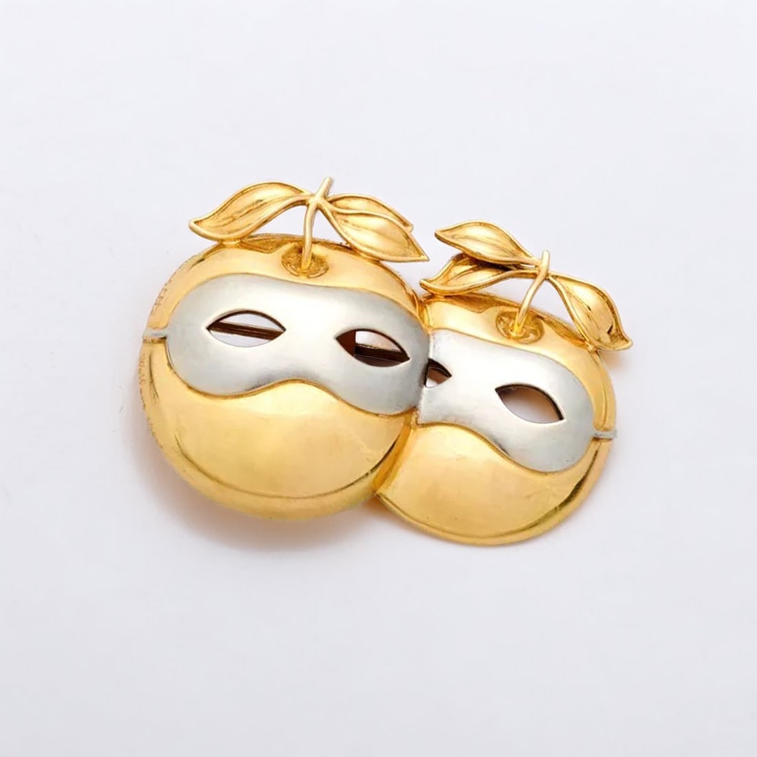 René Magritte (after), Brooch/pendant 'Le Prêtre Marié', 1990 ca: <p>A surreal scene with two masked apples. <br />18k yellow and white gold (750). <br />23.36 grams, 45 x 33 mm. <br />Number 1 of 100, edition 'Magritte pour Wolfers'. <br 