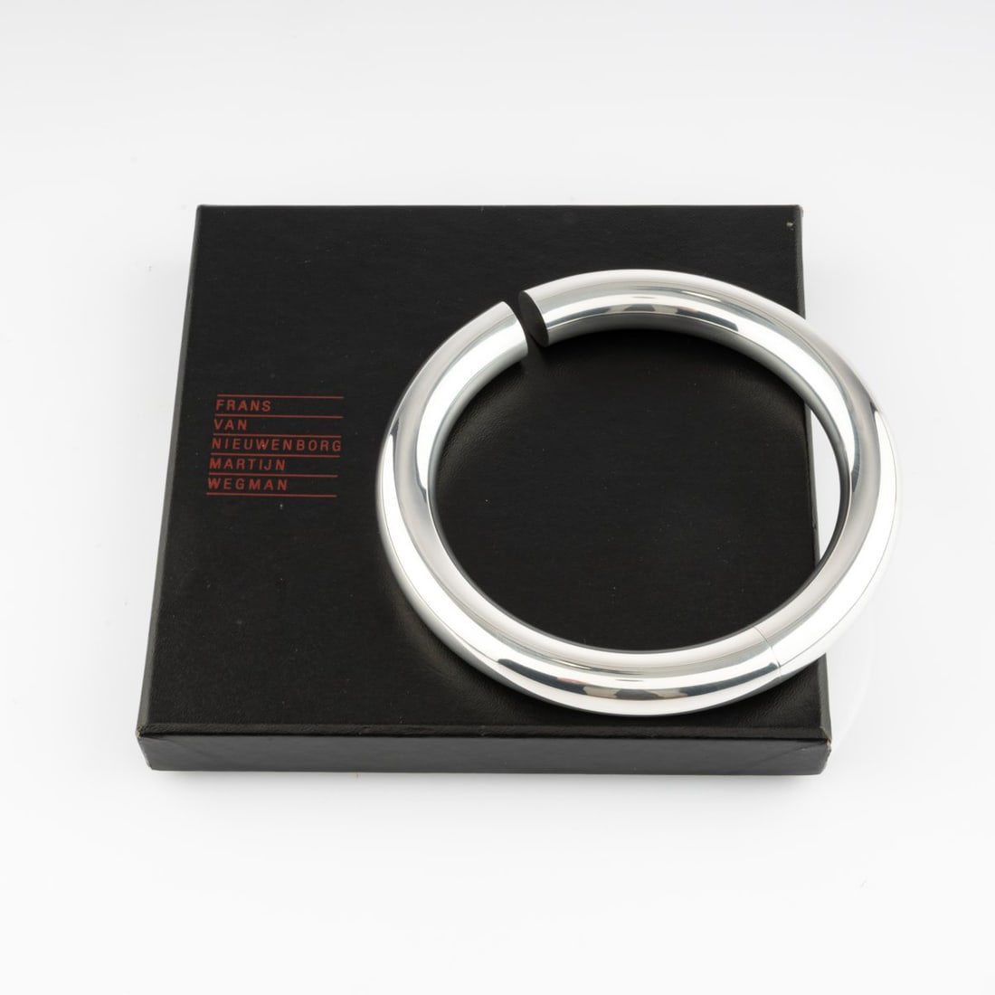 Frans van Nieuwenborg; Martijn Wegman, Neck ring 'The Neck Tube', 1972 (1 of 2)