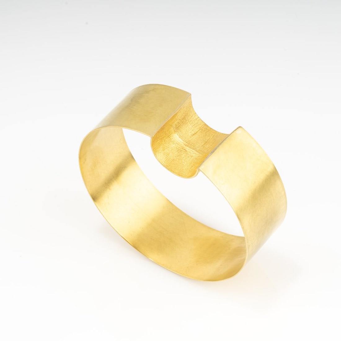 Gerd Rothmann (1941 Frankfurt a. M. - lives in Munich), Bangle, 2002: <p>18k yellow gold (750).<br />50.71 grams. &Oslash; 71x 53 mm, width 25 mm. <br />Signed: Rothmann 2002.<br />Fingerprint of the artist. </p><hr><p>Liter
