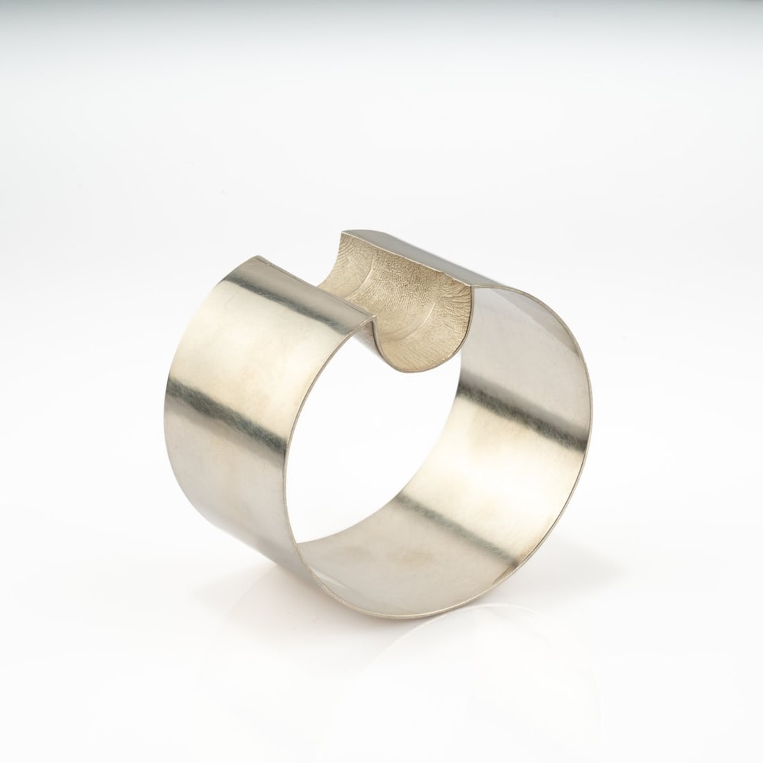 Gerd Rothmann (1941 Frankfurt a. M. - lives in Munich), Bangle, 2004 (1 of 4)