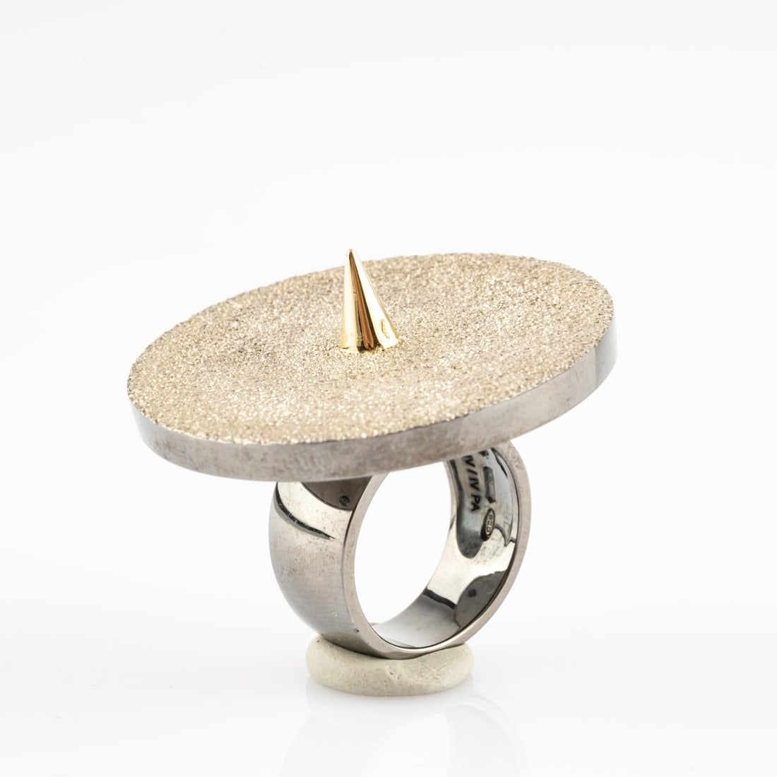 Mauro Staccioli (1937 Volterra - 2018 Milan), Ring 'Round', 2014: <p>Blackened sterling silver (925), 18k yellow gold (750). <br />38.84 grams. Top &Oslash; 40 mm, ring size 56.5. <br />Number IV of IV PA (Prova d'Artista) and 8 pieces. <br 
