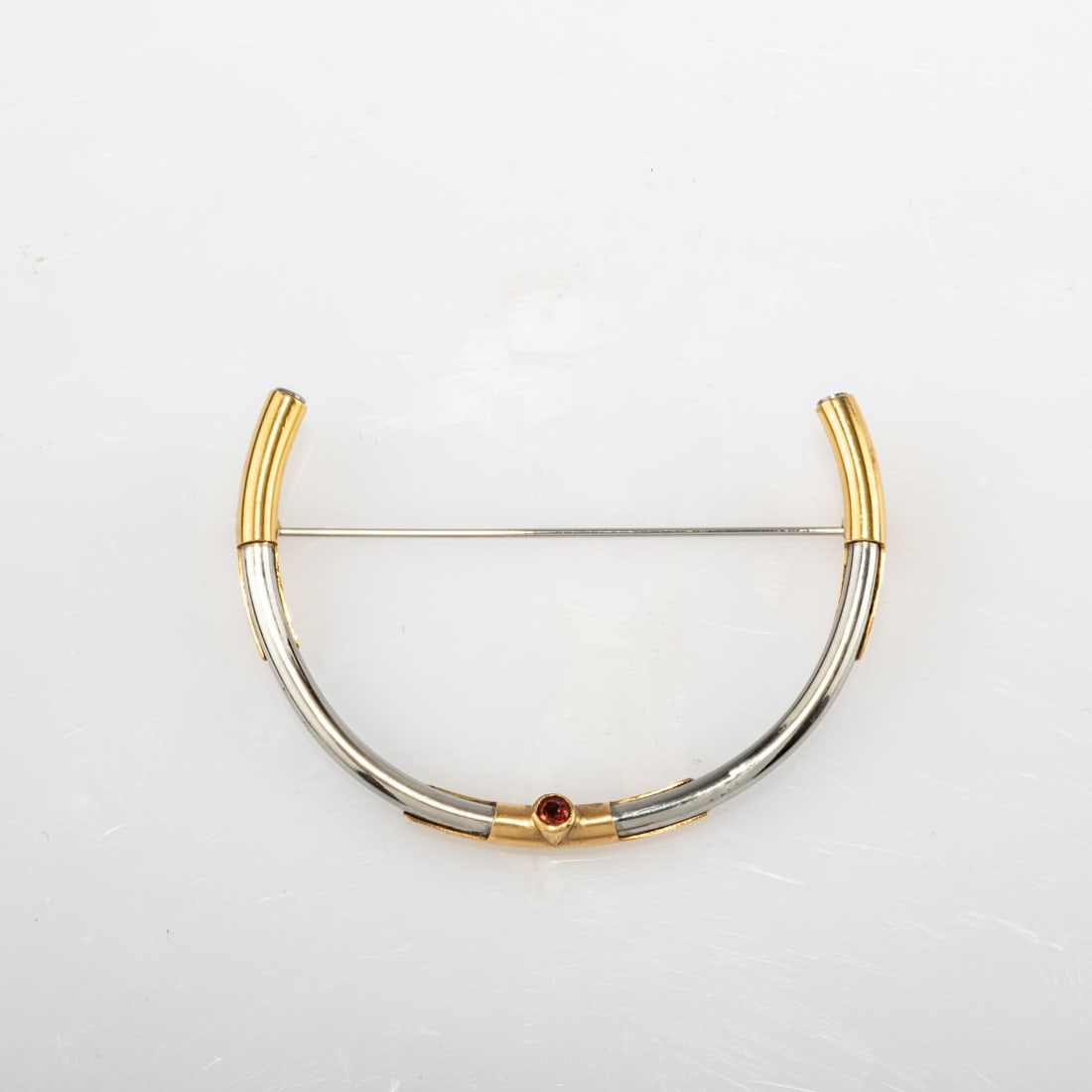 Klaus Ullrich (1927 Sensburg - 1998 Pforzheim), Brooch, around 1980: <p>18k yellow gold (750), stainless steel, tourmaline. <br />12.4 grams. 44 x 66 mm. <br />Stamped: 750, artist's signet.</p>