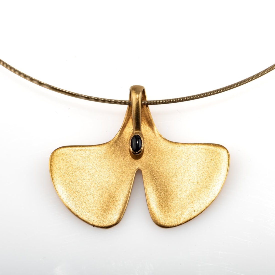 Paul Wunderlich (1927 Eberswalde - 2010 Saint-Pierre-de-Vassols), Ginkgo Necklace, 1998: <p>14k yellow gold (585), sapphire cabochon. <br />20.43 grams. Pendant 47 x 38 mm. <br />Number 56 from a limited edition of 250 pieces. <br />Stamped: 585, 56/250, artist's