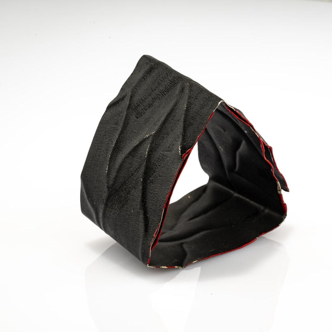 Annamaria Zanella (1966 Padova - 2022 Sant'Angelo di Piove), Bangle 'Skin', 2005: <p>Silver, gold, enamel, magnets. <br />71.49 grams. 72 x 72 x 45 mm. <br />Signed: Zanella 2005.</p><hr><p>Literature:</p><p>Annamaria Zanella: The