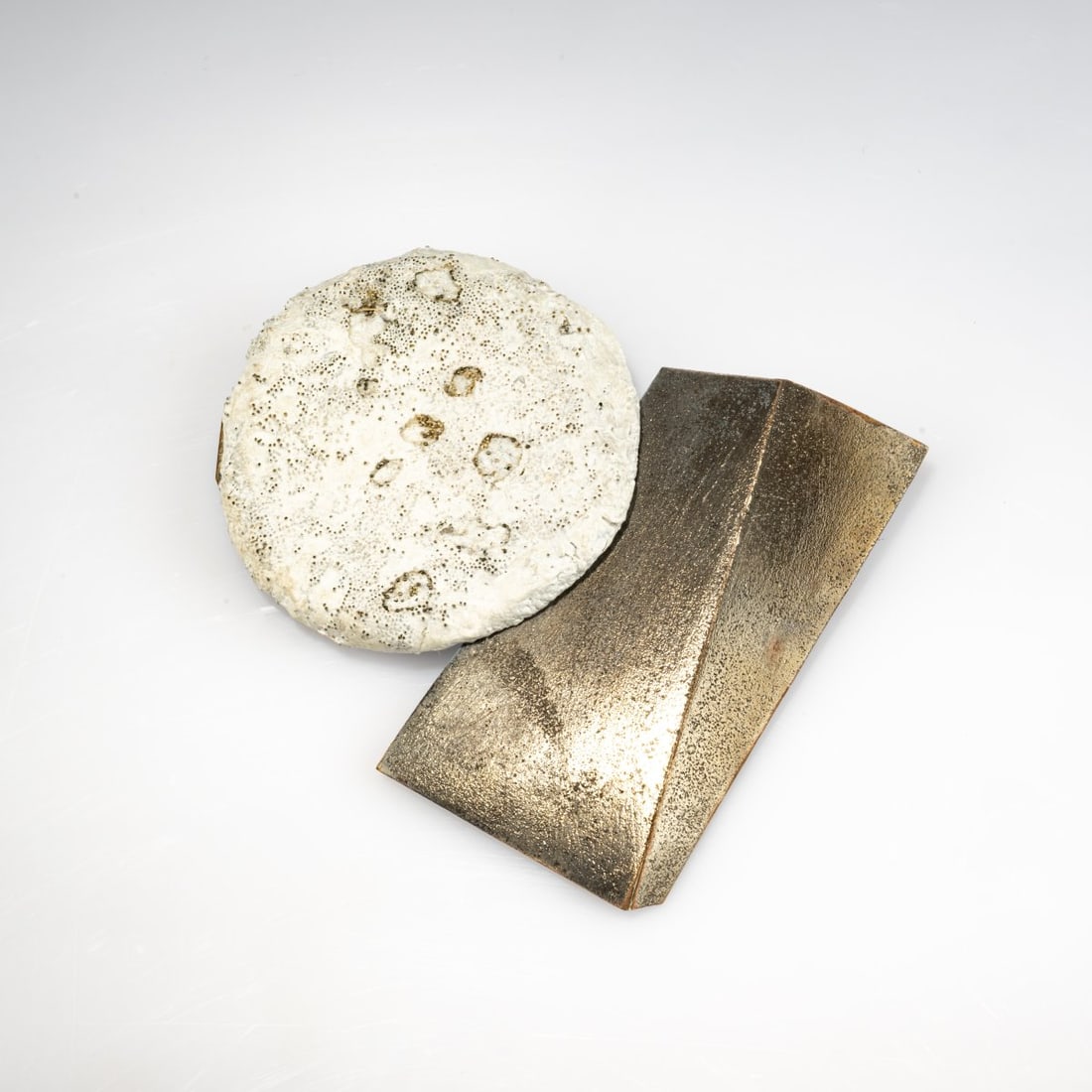 Annamaria Zanella (1966 Padova - 2022 Sant'Angelo di Piove), Brosche 'Moon', 2006: <p>Silver, gold, textile, papier-m&acirc;ch&eacute;, enamel, acrylic. <br />43.94 grams. 105 x 90 mm. <br />Signed: Zanella