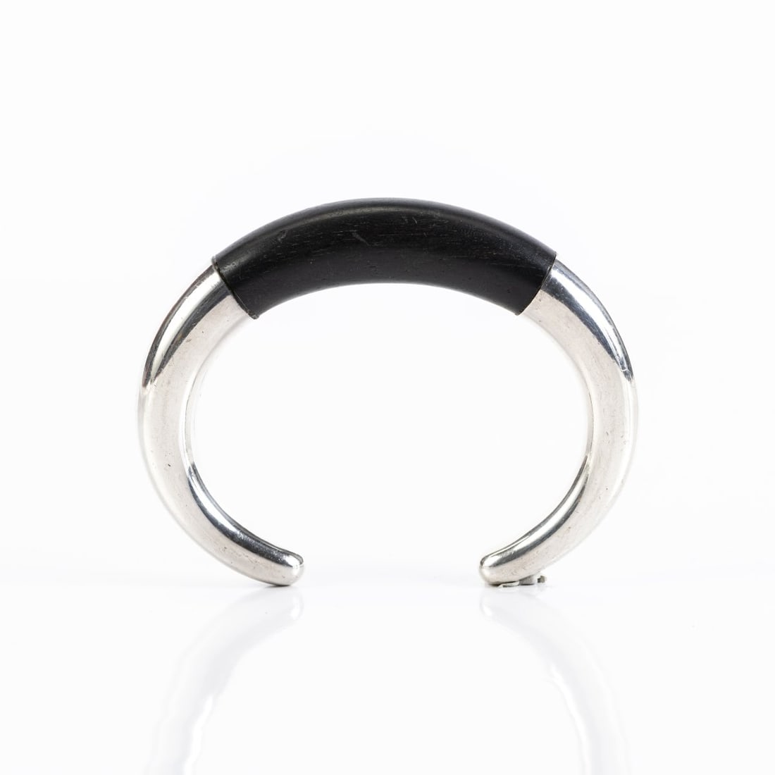 Anne Ammitzbøll, Bangle 'A33B', 1978 ca: <p>Sterling silver, ebony. <br />62.75 grams. &Oslash; 54-63 mm. Execution: Georg Jensen, Copenhagen. <br />Stamped: Georg Jensen, 925S DENMARK, model no.</p>