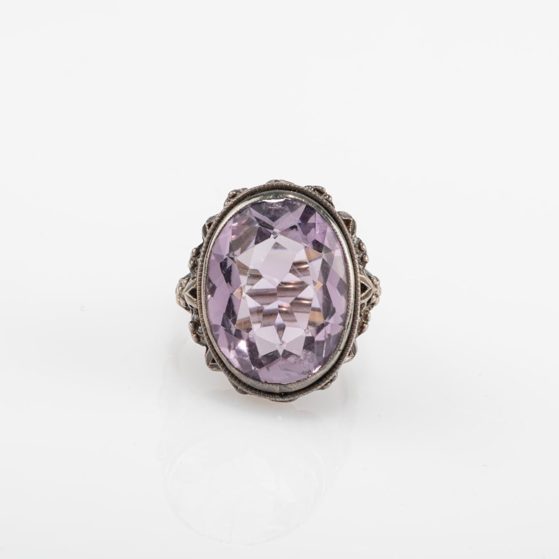 , Art Deco ring with amethyst: <p>Silver, oval-cut amethyst. <br />8.06 grams. Ring size 52. </p>