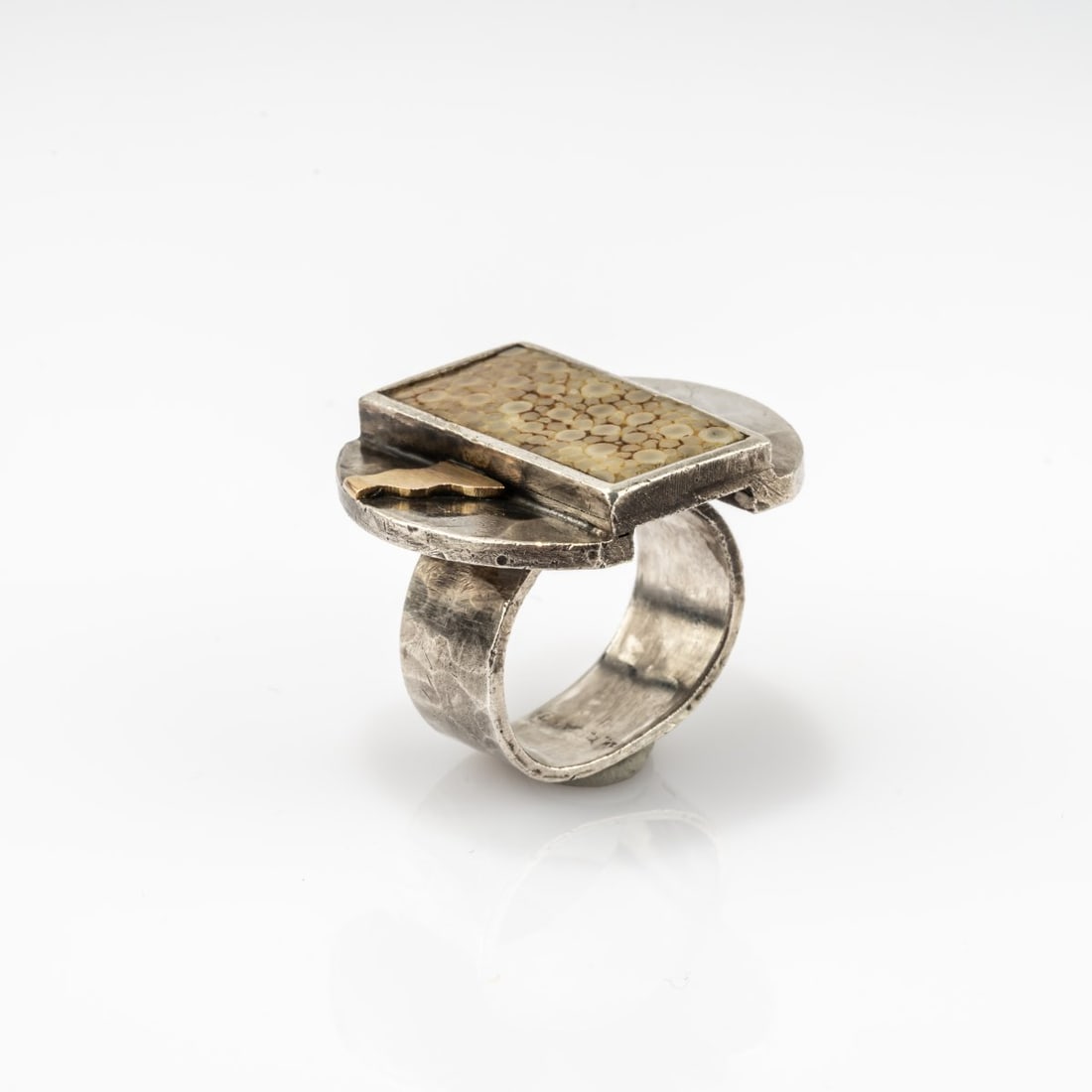 Jean Després (1889 Souvigny - 1980 Avallon ), Galuchate ring, 1930 ca: <p>800 silver, partially gilded, galuchate. <br />21.89 grams. Ring size 54, top 23 x 16 mm. <br />Stamped: workshop mark, crab.</p>