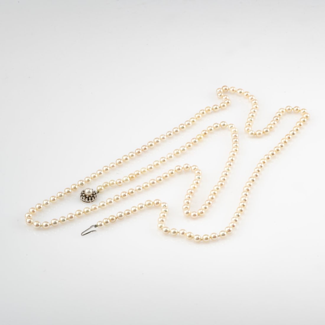 , Long sautoire pearl necklace: <p>14k white gold (585), cultured pearls. <br />49.62 grams. Length 1240 mm. <br />Stamped: 585, workshop mark.</p>