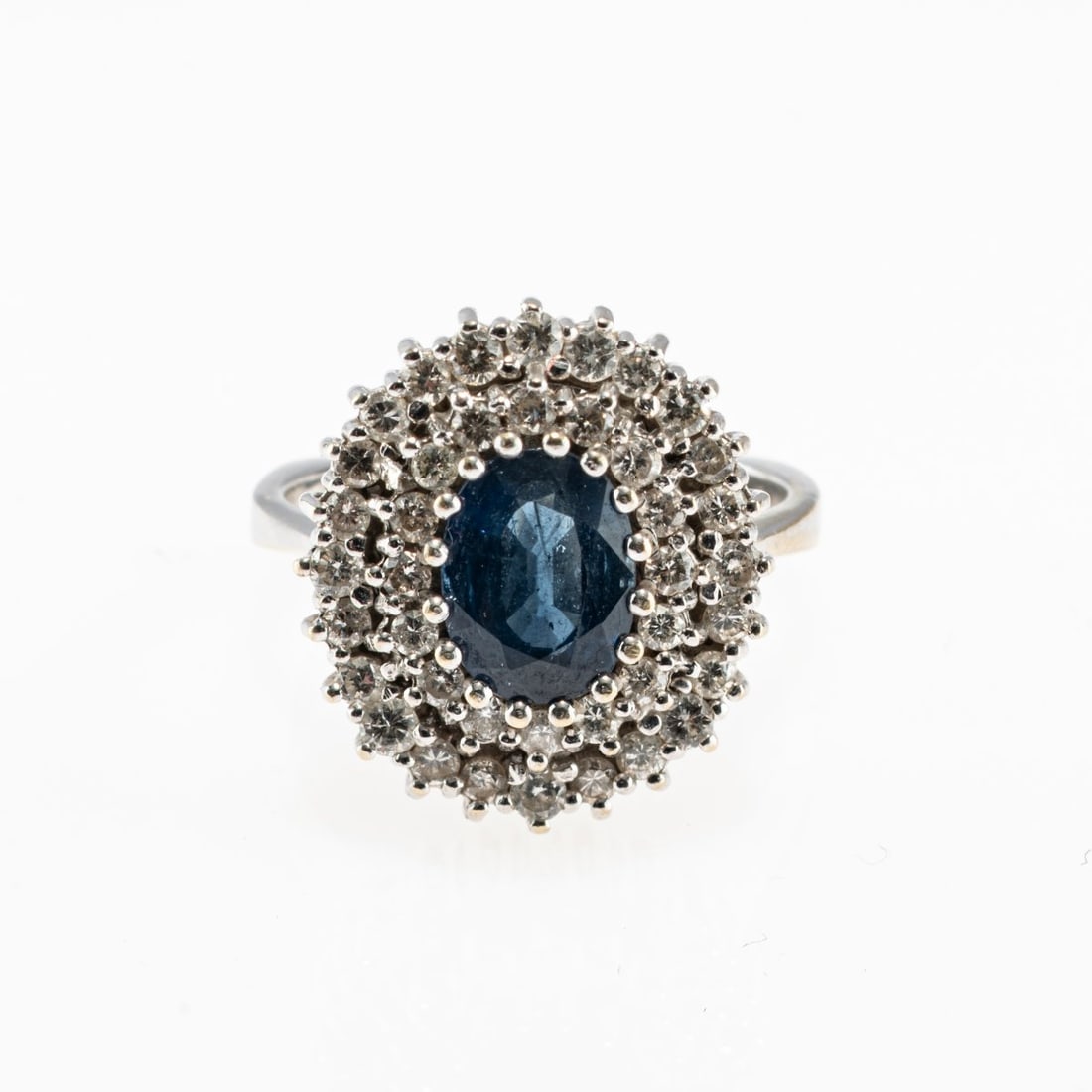 , Entourage ring with sapphire and diamonds: <p>18k white gold (750), oval faceted sapphire (approx. 1.59 ct., calculated weight), 40 small brilliant-cut diamonds (total approx. 0.64 ct., calculated weight), slightly tinted white (I-J), VS