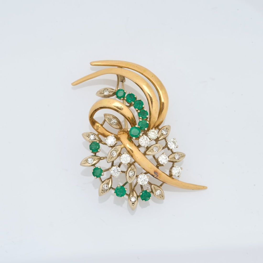, Floral brooch with emeralds and diamonds: <p>18k yellow and white gold (750), 10 round-cut emeralds (total approx. 0.85 ct, calculated weight), 11 small brilliant-cut diamonds, and 9 brilliant-cut diamonds (total approx. 0.86 ct, calcul
