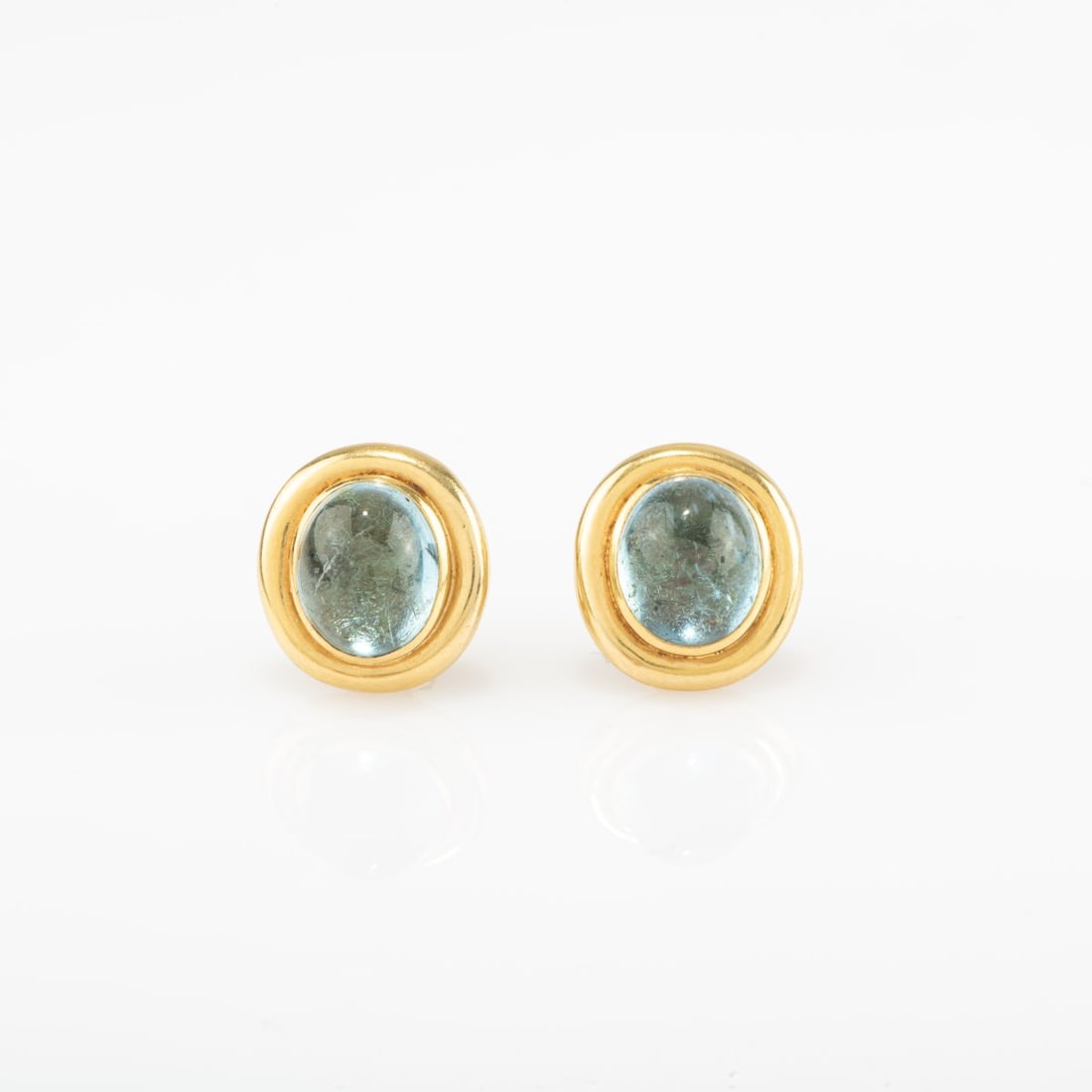 Jutta Damm, Munich, Pair of stud earrings with aquamarine cabochons: <p>18k yellow gold (750) (tested), aquamarine cabochons (approx. 5.0 ct. each, calculated weight). <br />Total weight 10.51 grams. 17 x 16 mm. </p>