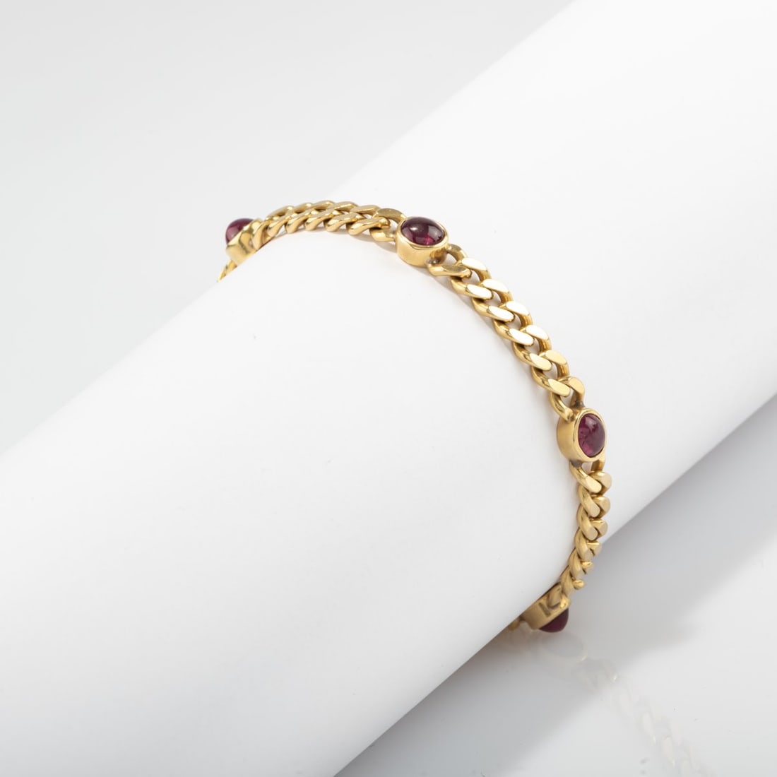 , Curb bracelet with ruby cabochons - 2