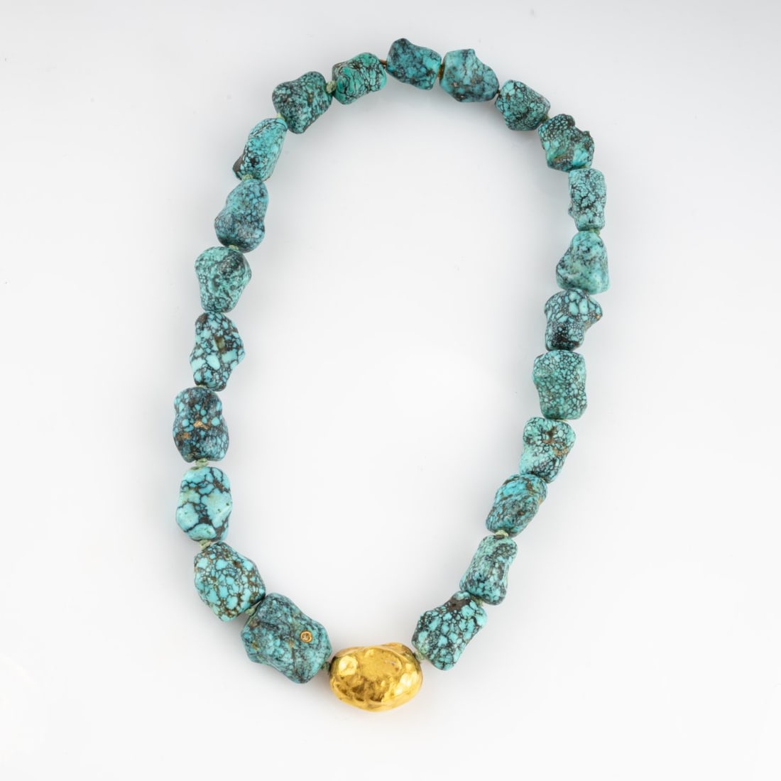 Susanna Dünne, Kampen, Turquoise necklace, 1991: <p>Turquoise, 18k yellow gold (750), one diamond. <br />96.72 grams. L. 430 mm. <br />Stamped: S. D&uuml;nne Kampen 1991, 18 Kt Gold.</p>