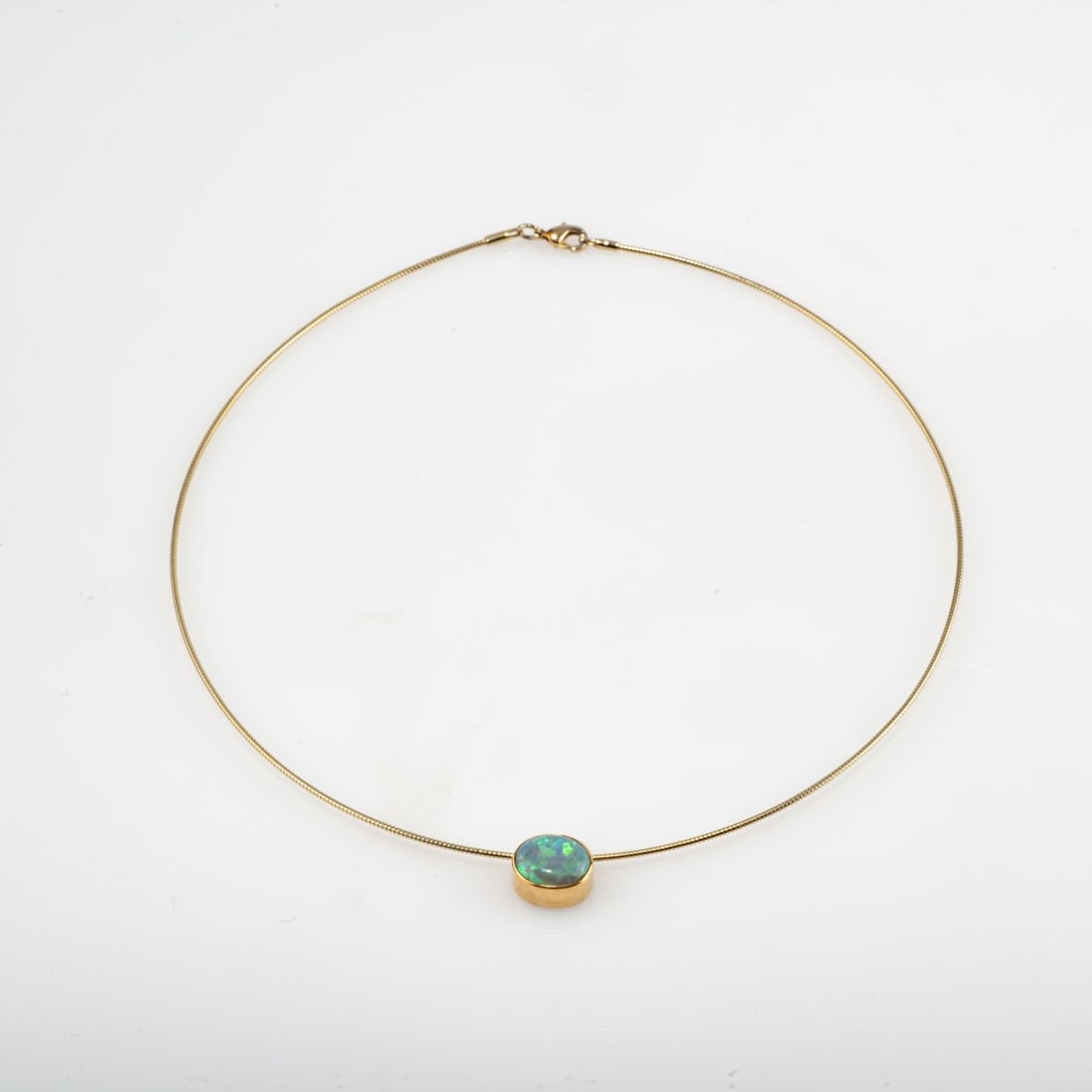 , Necklace with opal pendant: <p>18k yellow gold (750), black opal cabochon. <br />6.28 grams. Pendant 13 x 11 mm. </p>